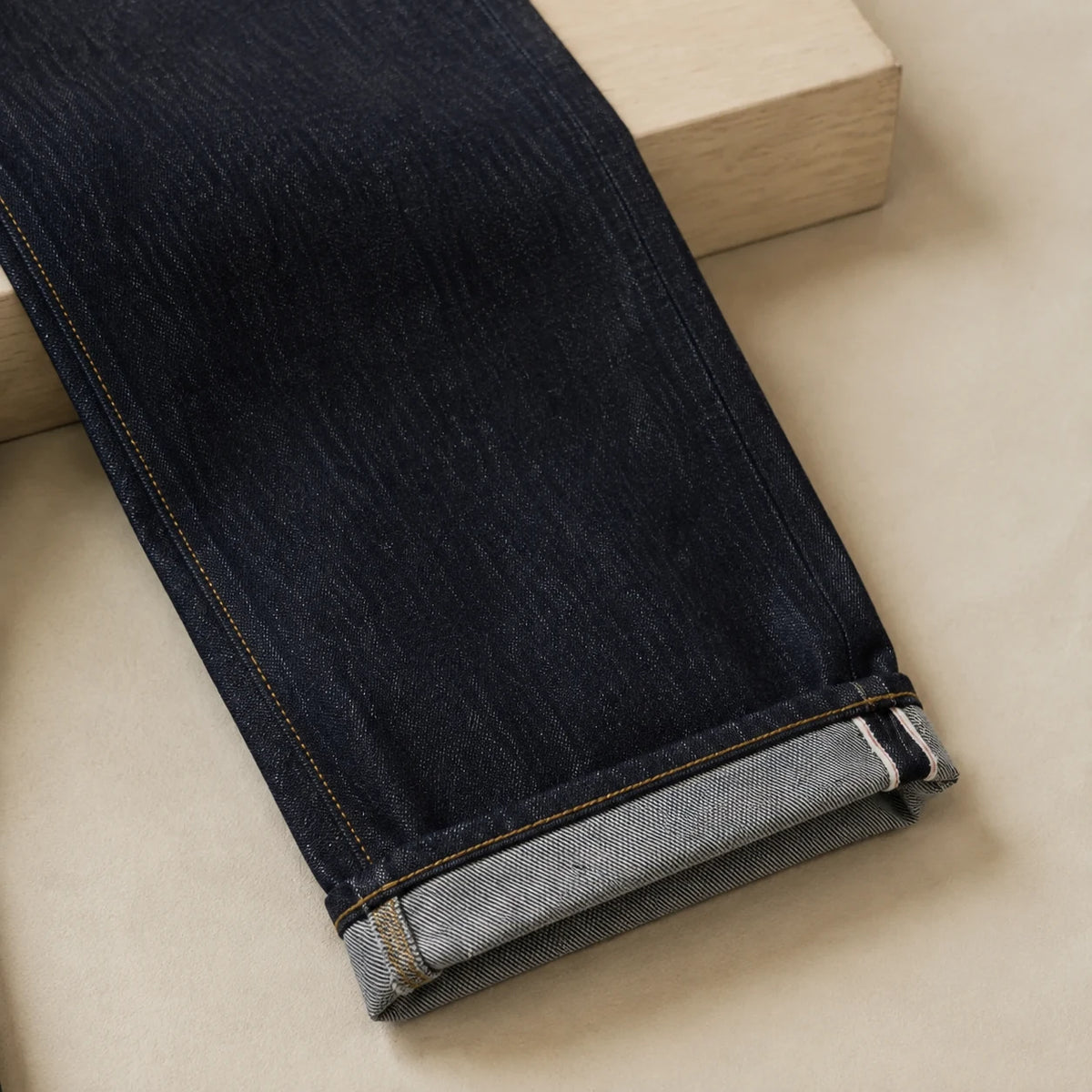 Vaquero recto en índigo — detalle: selvedge rígido de 13.5oz