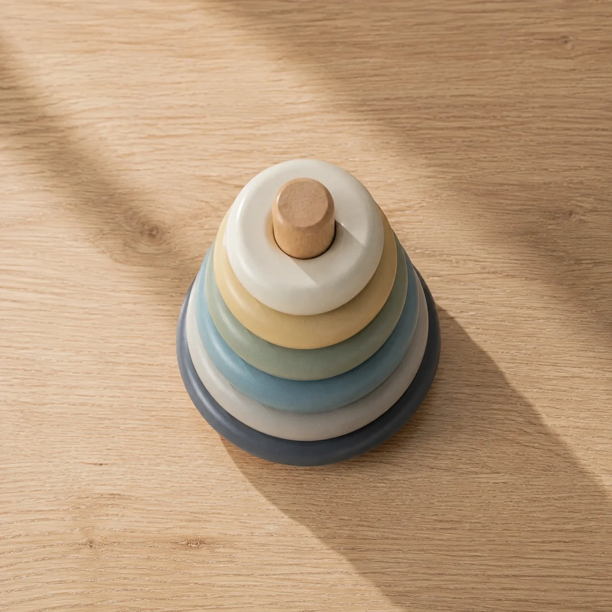 Stapelringe aus Holz – Draufsicht als Flat Lay