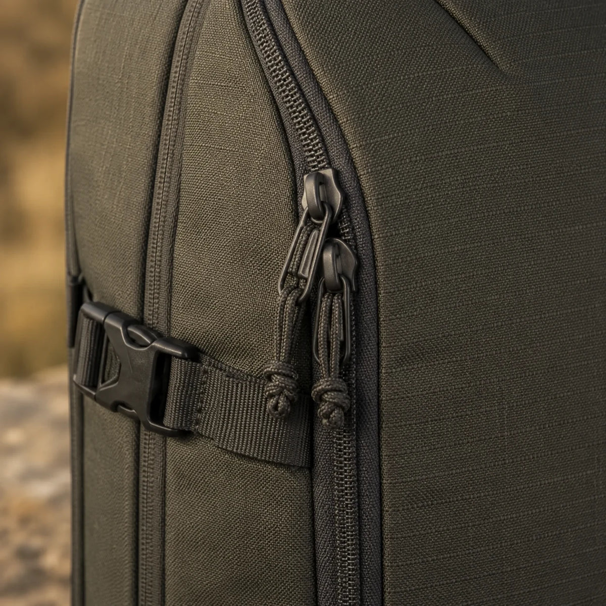 30L Daypack — close detail: Clamshell opening